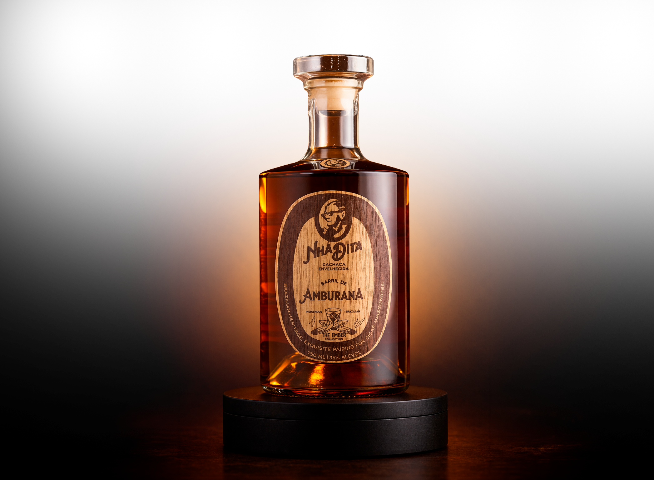Garrafa 3D da Cachaça Nhá Dita Amburana Extra Premium
